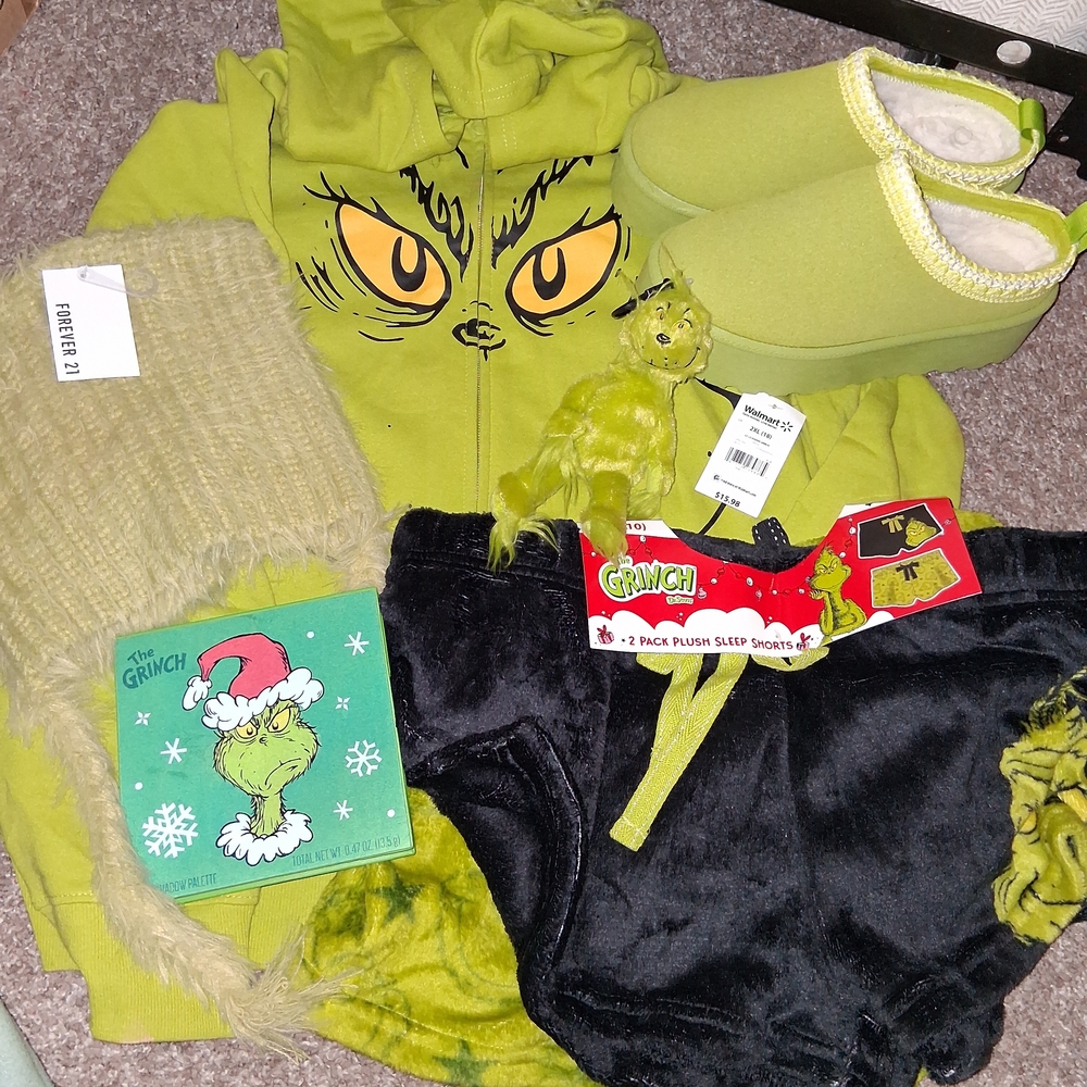 The Grinch Bundle Plush Sleep Shorts Set in Green and Black